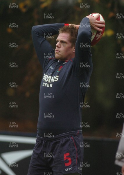 22.11.06 - Wales Rugby Training - Rhys Thomas during training 