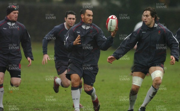 22.11.06 - Wales Rugby Training - Sonny Parker takes a pass during training 