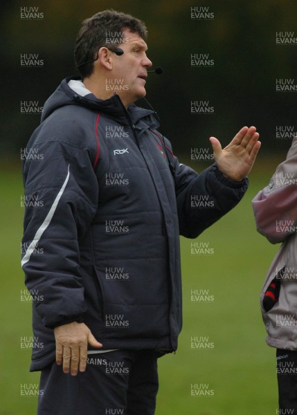 22.11.06 - Wales Rugby Training - Wales' Coach, Gareth Jenkins makes a point during training 