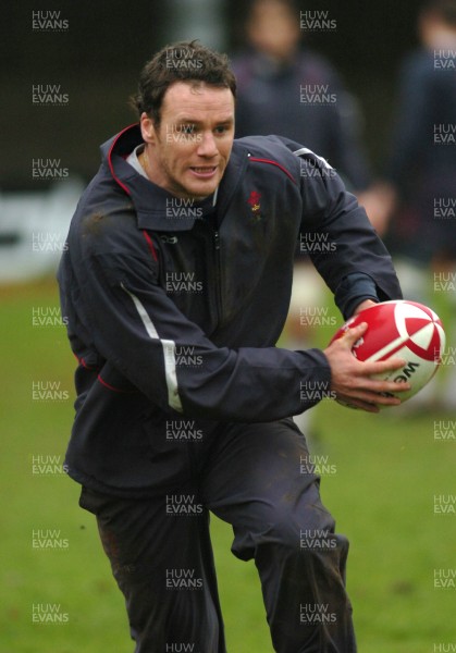 22.11.06 - Wales Rugby Training - Mark Jones breaks during training 
