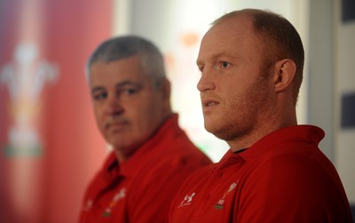 09.03.10 - Wales Rugby Team Announcement - Wales captain Martyn Williams(R) and head coach Warren Gatland talks to reporters. 