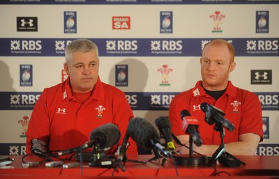 09.03.10 - Wales Rugby Team Announcement - Wales captain Martyn Williams(R) and head coach Warren Gatland talks to reporters. 
