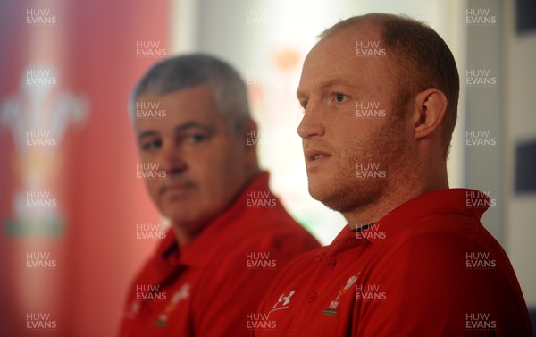 09.03.10 - Wales Rugby Team Announcement - Wales captain Martyn Williams(R) and head coach Warren Gatland talks to reporters. 