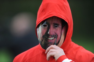 29.11.11 - Wales Rugby Training  Shaun Edwards wears a mask with Shane Williams face on after he was named in the Wales team to play Australia, which will be his last game for his country before he retires from international rugby. 