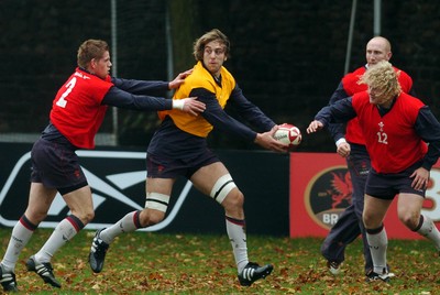 31.10.06 - WALES RUGBY Ryan Jones tries to get betwee Rhys Thomas and Duncan Jones during a training session ahead of their sides clash against Australia 