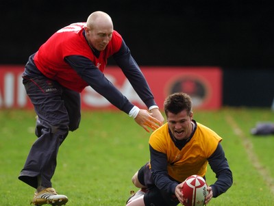 31.10.06 - WALES RUGBY Ceri Sweeney and Tom Shanklin (standing) takes part in a training session ahead of his sides clash against Australia 