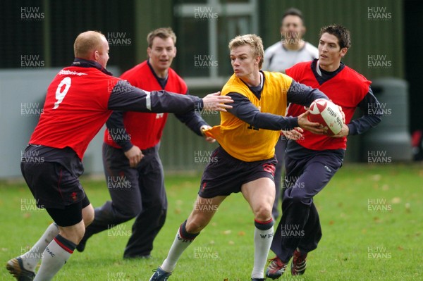 31.10.06 - WALES RUGBY Dwayne Peel takes part in a training session ahead of his sides clash against Australia 