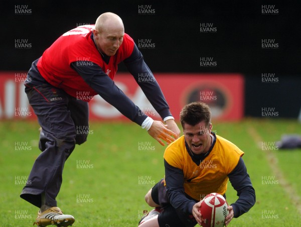 31.10.06 - WALES RUGBY Ceri Sweeney and Tom Shanklin (standing) takes part in a training session ahead of his sides clash against Australia 