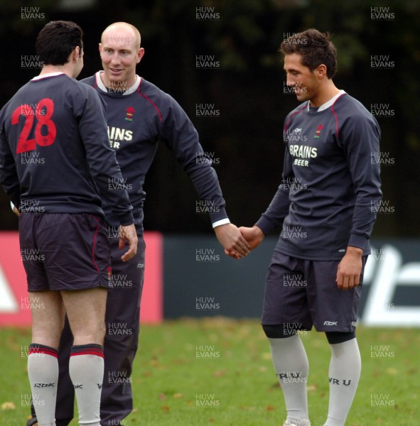 31.10.06 - WALES RUGBY Tom Shanklin and Gavin Henson get close during a training session ahead of their sides clash against Australia 
