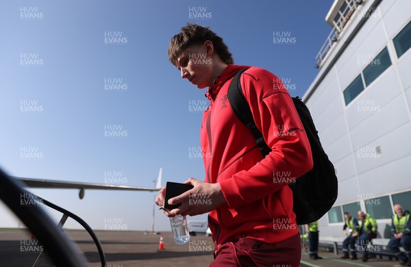 040326 - Picture shows the Wales Rugby Team travelling to Dublin, Ireland for their Six Nations game against Ireland on Friday - Ellis Mee