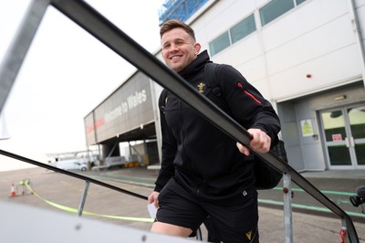 060325 - Picture shows the Wales Rugby team traveling to Edinburgh for their 6 Nations game on Saturday - Elliot Dee