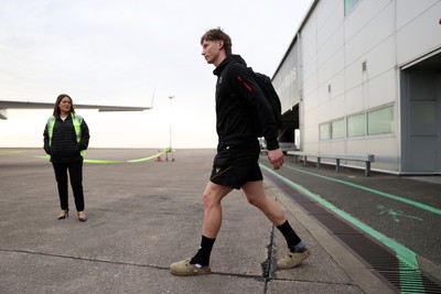 060325 - Picture shows the Wales Rugby team traveling to Edinburgh for their 6 Nations game on Saturday - Ellis Mee