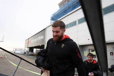 060325 - Picture shows the Wales Rugby team traveling to Edinburgh for their 6 Nations game on Saturday - Kemsley Mathias