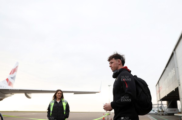 060325 - Picture shows the Wales Rugby team traveling to Edinburgh for their 6 Nations game on Saturday - Tom Rogers