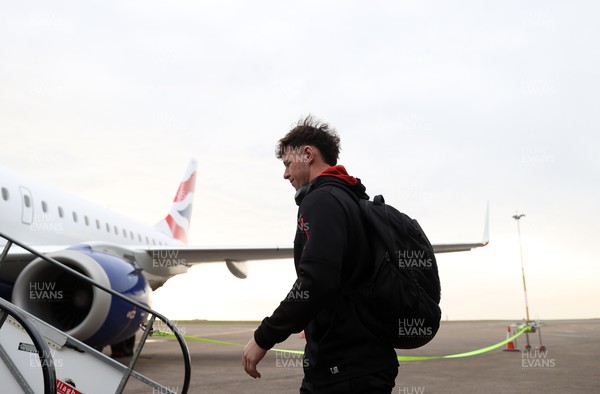 060325 - Picture shows the Wales Rugby team traveling to Edinburgh for their 6 Nations game on Saturday - Tom Rogers