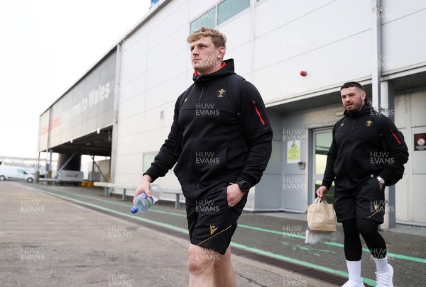 060325 - Picture shows the Wales Rugby team traveling to Edinburgh for their 6 Nations game on Saturday - Jac Morgan