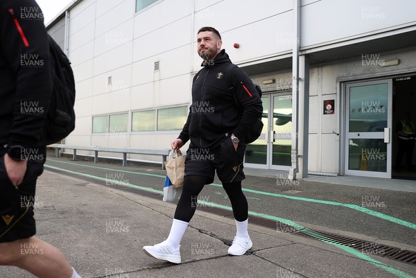 060325 - Picture shows the Wales Rugby team traveling to Edinburgh for their 6 Nations game on Saturday - Gareth Thomas