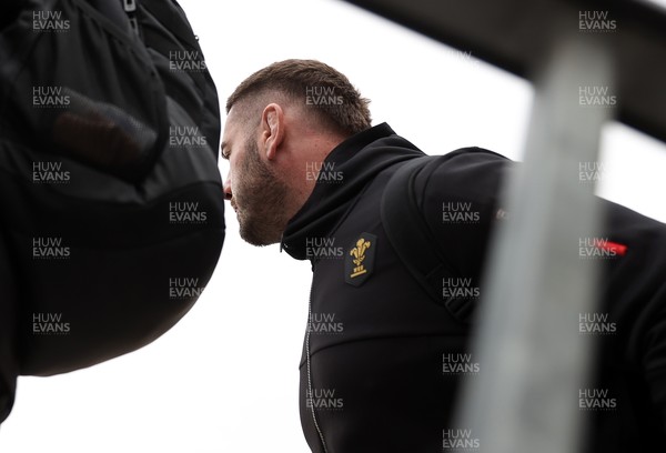 060325 - Picture shows the Wales Rugby team traveling to Edinburgh for their 6 Nations game on Saturday - Gareth Thomas