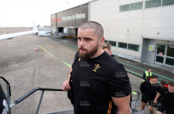 060325 - Picture shows the Wales Rugby team traveling to Edinburgh for their 6 Nations game on Saturday - Nicky Smith