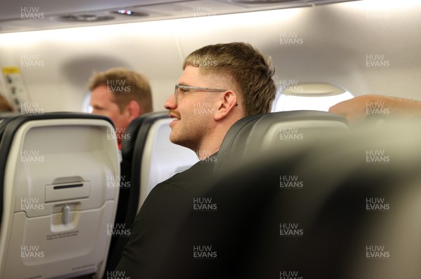 060325 - Picture shows the Wales Rugby team traveling to Edinburgh for their 6 Nations game on Saturday - Aaron Wainwright