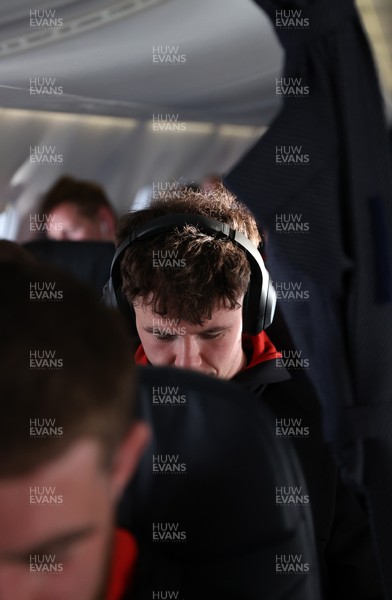 060325 - Picture shows the Wales Rugby team traveling to Edinburgh for their 6 Nations game on Saturday - Tom Rogers