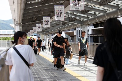 060725 - Wales Rugby travel to Kobe, Japan for their second test of the tour - Archie Griffin