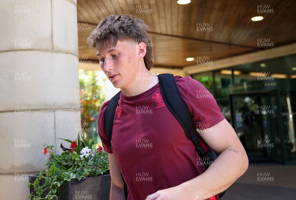 250626 - The Welsh Rugby team travel to London ahead of their game against the Barbarians at Twickenham on Saturday - Ellis Mee