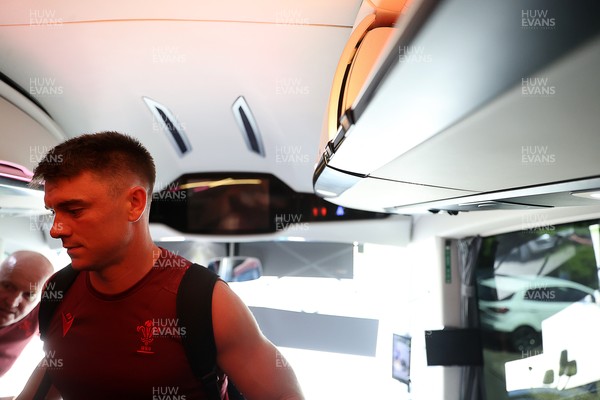 250626 - The Welsh Rugby team travel to London ahead of their game against the Barbarians at Twickenham on Saturday - Reuben Morgan-Williams