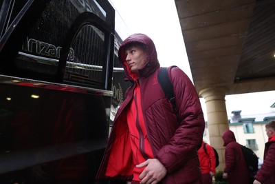 050226 - Wales Rugby Travel to Twickenham for their first Six Nations game against England - Ellis Mee