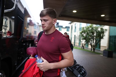 050226 - Wales Rugby Travel to Twickenham for their first Six Nations game against England - Alex Mann