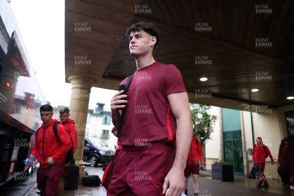050226 - Wales Rugby Travel to Twickenham for their first Six Nations game against England - Eddie James