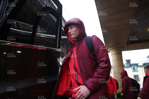 050226 - Wales Rugby Travel to Twickenham for their first Six Nations game against England - Ellis Mee