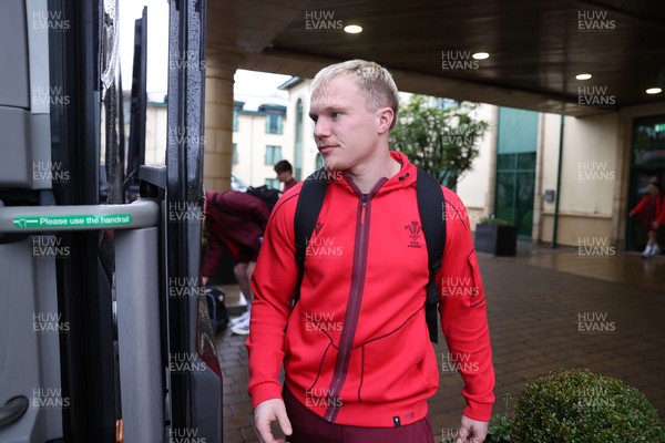 050226 - Wales Rugby Travel to Twickenham for their first Six Nations game against England - Blair Murray