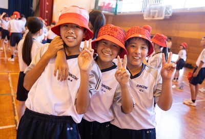 020725 - Picture shows the Welsh Rugby Team visiting Shinozaki Junior High School in Kitakyushu - 