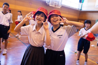 020725 - Picture shows the Welsh Rugby Team visiting Shinozaki Junior High School in Kitakyushu - 