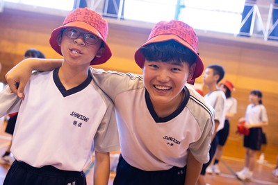 020725 - Picture shows the Welsh Rugby Team visiting Shinozaki Junior High School in Kitakyushu - 