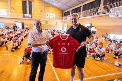 020725 - Picture shows the Welsh Rugby Team visiting Shinozaki Junior High School in Kitakyushu - Dewi Lake presents the headmaster with a signed jersey