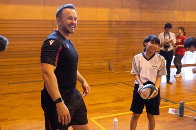 020725 - Picture shows the Welsh Rugby Team visiting Shinozaki Junior High School in Kitakyushu - Rhys Williams