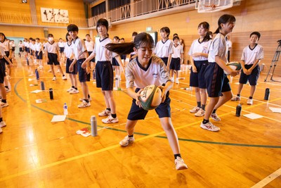 020725 - Picture shows the Welsh Rugby Team visiting Shinozaki Junior High School in Kitakyushu - 