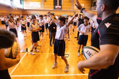 020725 - Picture shows the Welsh Rugby Team visiting Shinozaki Junior High School in Kitakyushu - 