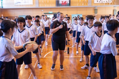020725 - Picture shows the Welsh Rugby Team visiting Shinozaki Junior High School in Kitakyushu - 