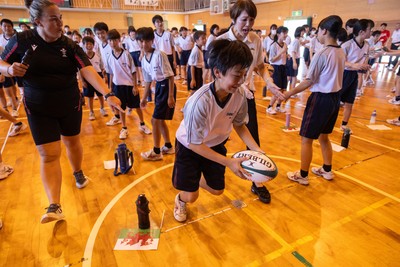 020725 - Picture shows the Welsh Rugby Team visiting Shinozaki Junior High School in Kitakyushu - 