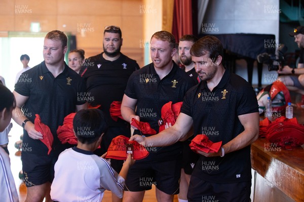 020725 - Picture shows the Welsh Rugby Team visiting Shinozaki Junior High School in Kitakyushu - Dewi Lake, Tommy Reffell and Rhodri Williams