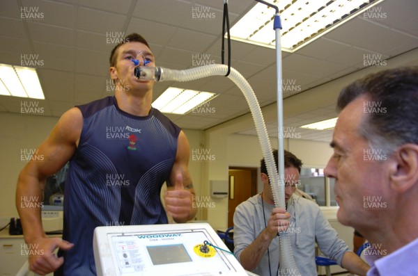 27.06.07 - Wales Rugby Team VO2 Testing - Tom James and Prof. Bruce Davies during the VO2 Testing at the University of Glamorgan 