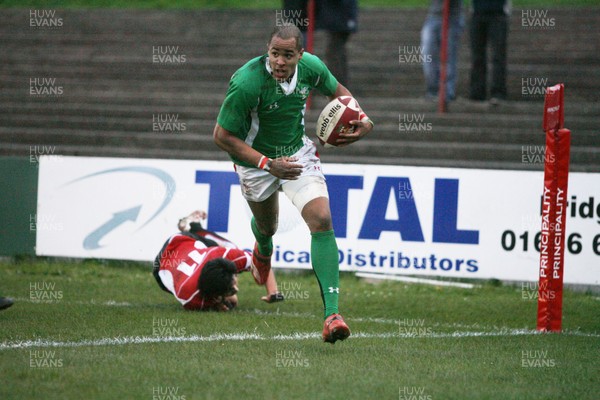 01.04.09 Wales U20 Select v Japan U20... Wales' Jamie Davies scores try. 