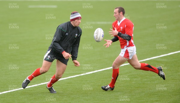 24.11.09 - Wales Sevens Rugby Training - Justin Tipuric(L) during training. 