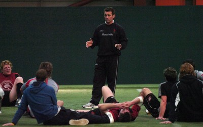 090206 - Wales Sevens - Dai Rees directs a training session 