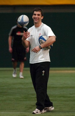 090206 - Wales Sevens - Gareth Baber directs a training session 
