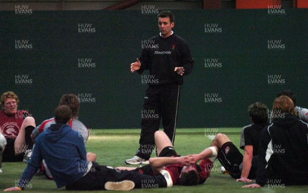 090206 - Wales Sevens - Dai Rees directs a training session 