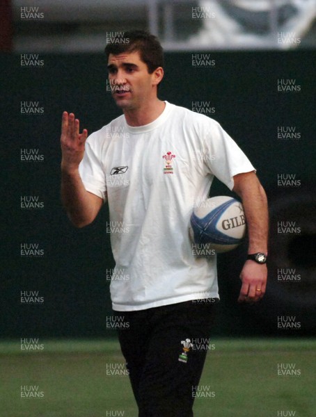 090206 - Wales Sevens - Gareth Baber directs a training session 